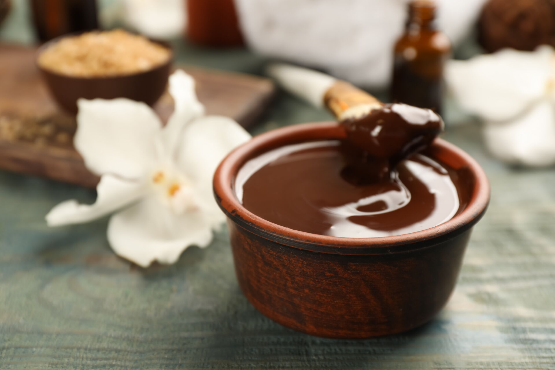  Hände erhalten eine sanfte Pflege mit Creme und Massage