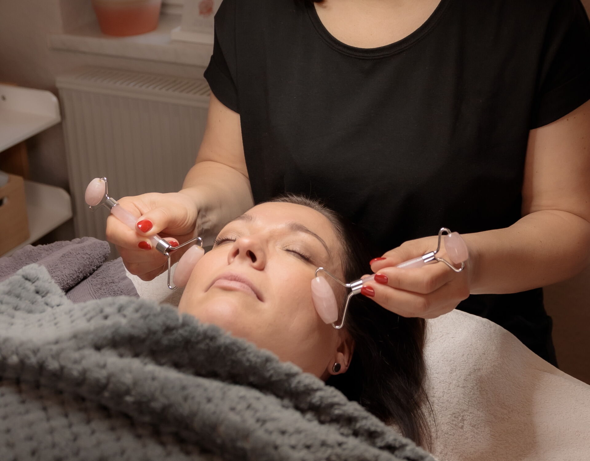  Frau erhält Gesichtspflege mit Massage und Sanitärluft