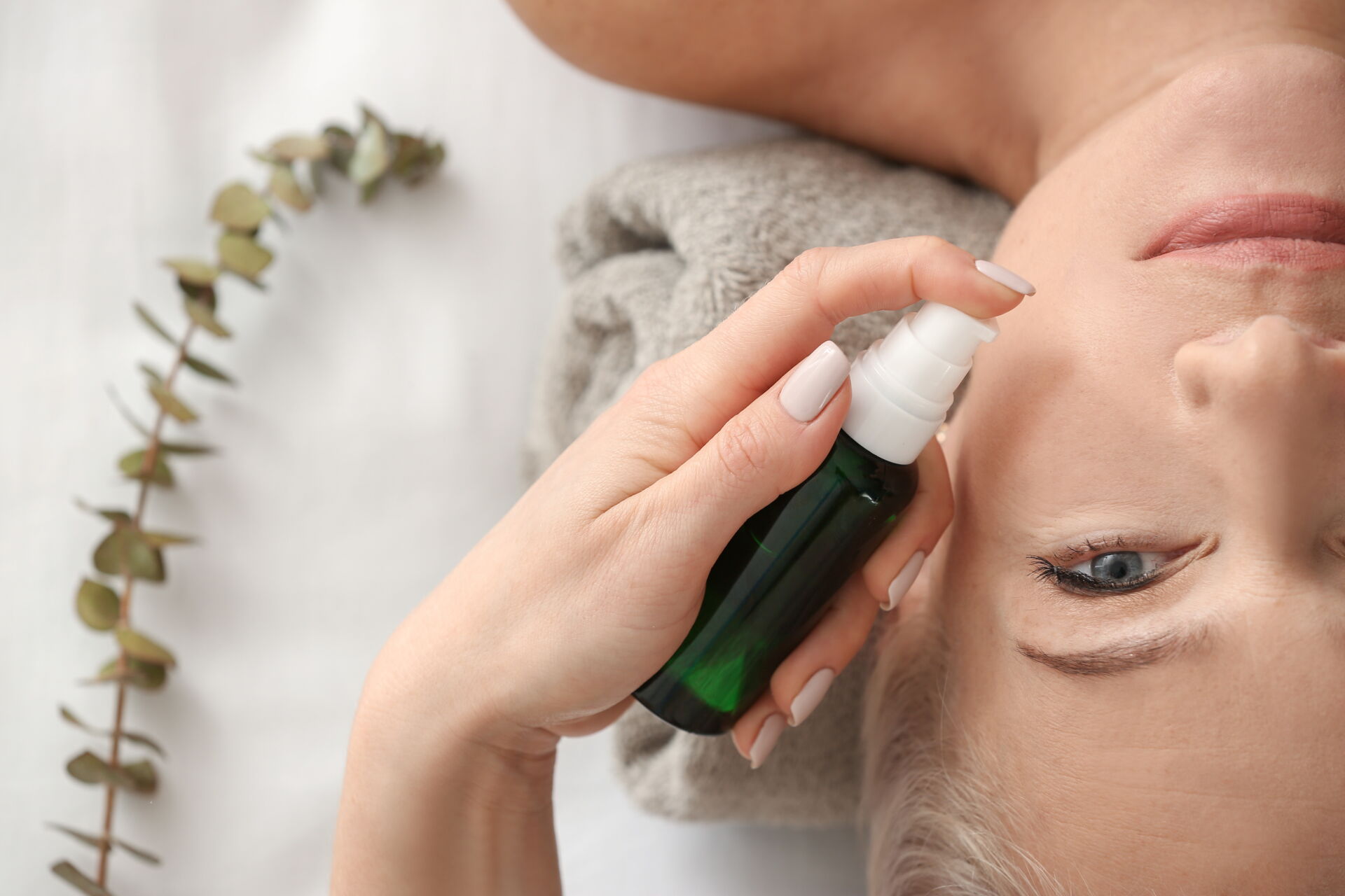  Hände führen eine Rückenmassage mit sanftem Druck durch